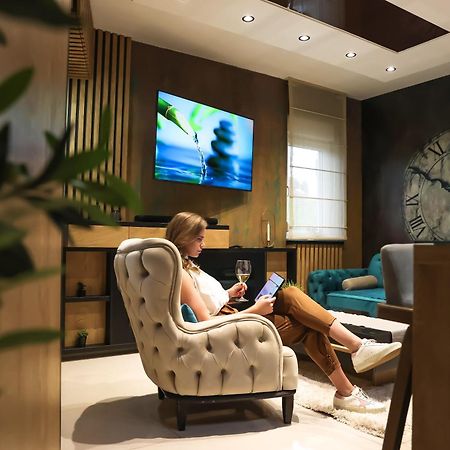 Design Apartment Platinium Spa Lux 5 Star "Havana" Completely Private Wellness & Spa Free Included Sauna & Jacuzzi & Salt Wall & Fire Place & 3D Ceilings & Business Wifi & Netflix & Keyless Code Entry & Full Smart App & Secure 2 Parking Place Ćuprija Kültér fotó