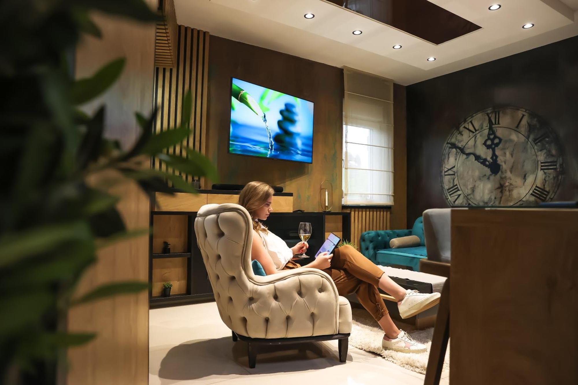 Design Apartment Platinium Spa Lux 5 Star "Havana" Completely Private Wellness & Spa Free Included Sauna & Jacuzzi & Salt Wall & Fire Place & 3D Ceilings & Business Wifi & Netflix & Keyless Code Entry & Full Smart App & Secure 2 Parking Place Ćuprija Kültér fotó