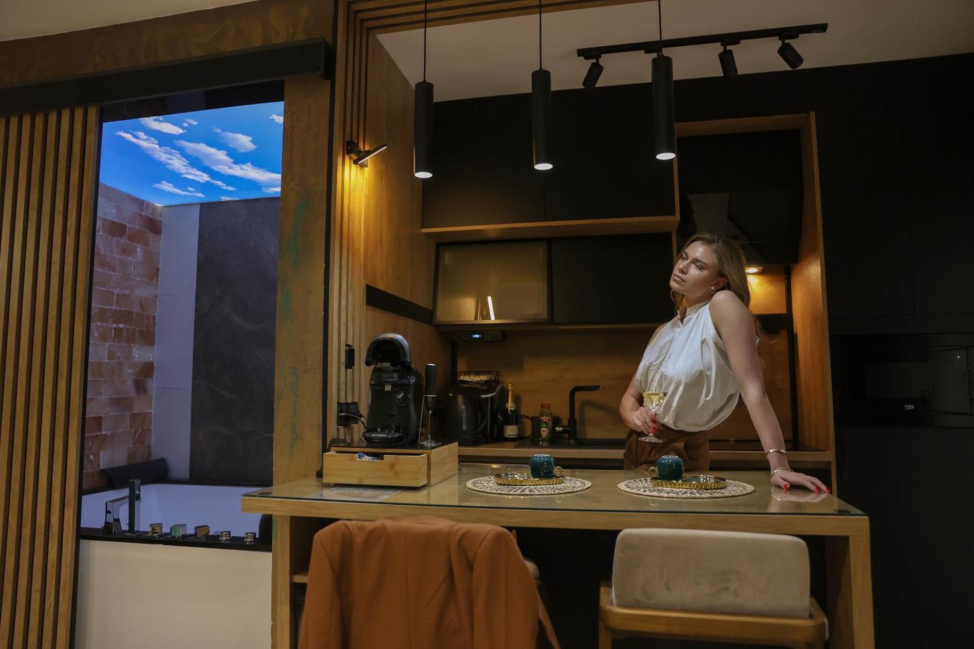 Design Apartment Platinium Spa Lux 5 Star "Havana" Completely Private Wellness & Spa Free Included Sauna & Jacuzzi & Salt Wall & Fire Place & 3D Ceilings & Business Wifi & Netflix & Keyless Code Entry & Full Smart App & Secure 2 Parking Place Ćuprija Kültér fotó