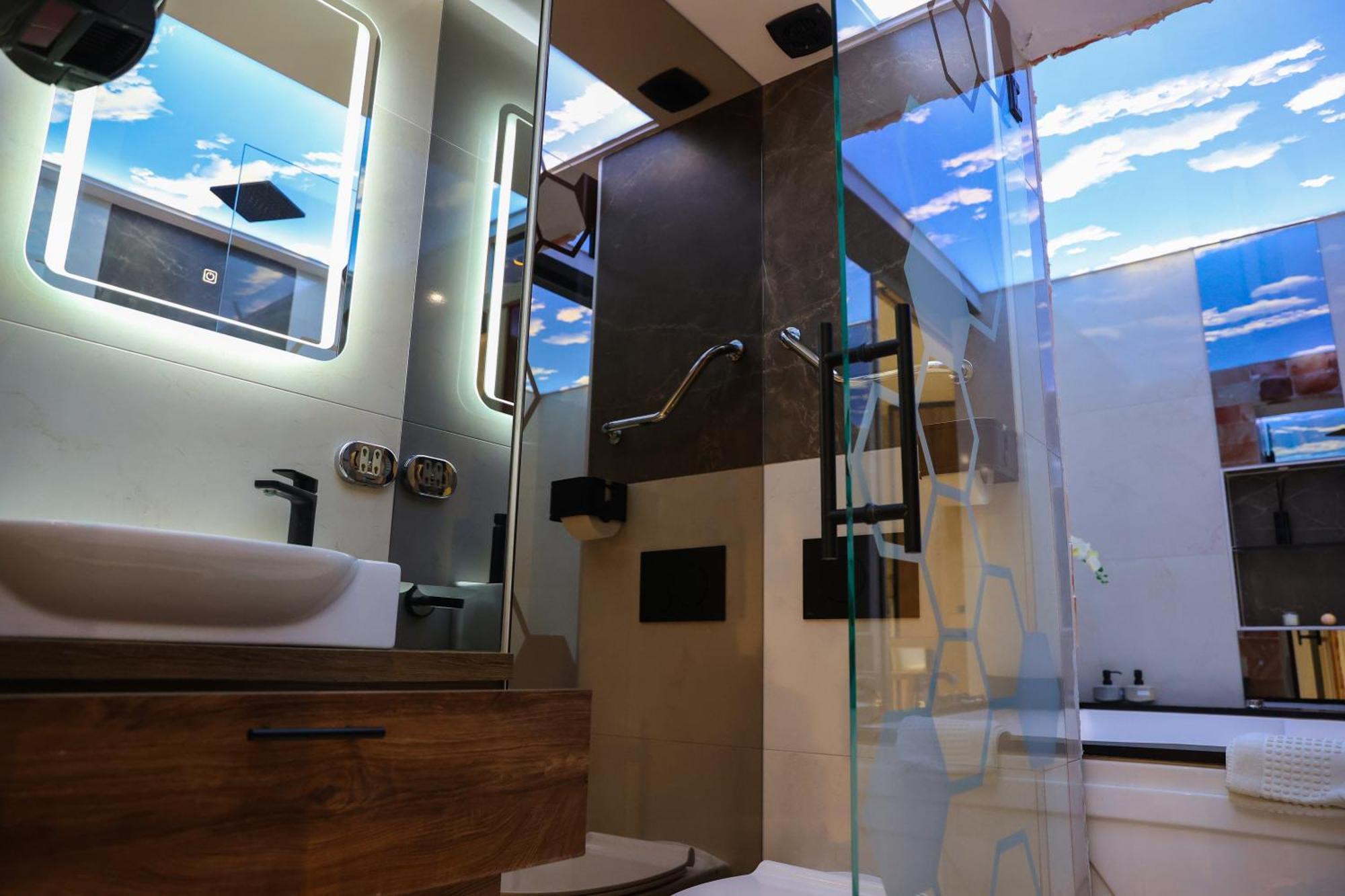 Design Apartment Platinium Spa Lux 5 Star "Havana" Completely Private Wellness & Spa Free Included Sauna & Jacuzzi & Salt Wall & Fire Place & 3D Ceilings & Business Wifi & Netflix & Keyless Code Entry & Full Smart App & Secure 2 Parking Place Ćuprija Kültér fotó